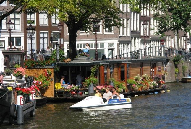 The Ten Commandments to follow while you’re in the Venice of the North – a selection of 10 Dos and Don’ts .